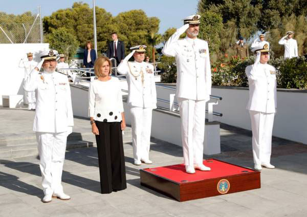 Su Majestad el Rey a su llegada al acto junto a la Ministra de Defensa Dª María Dolores de Cospedal